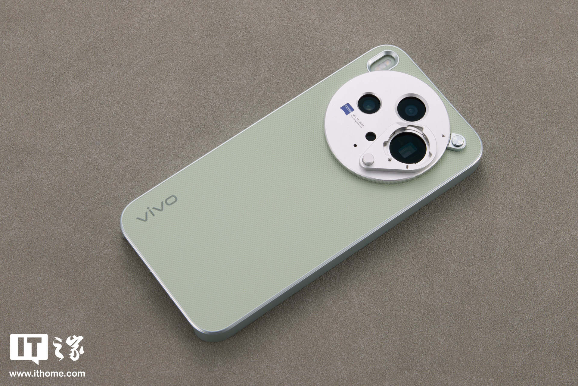 vivo X300s 摄影师套装实拍：经典摄影美学设计，号称“超能小 V 单”