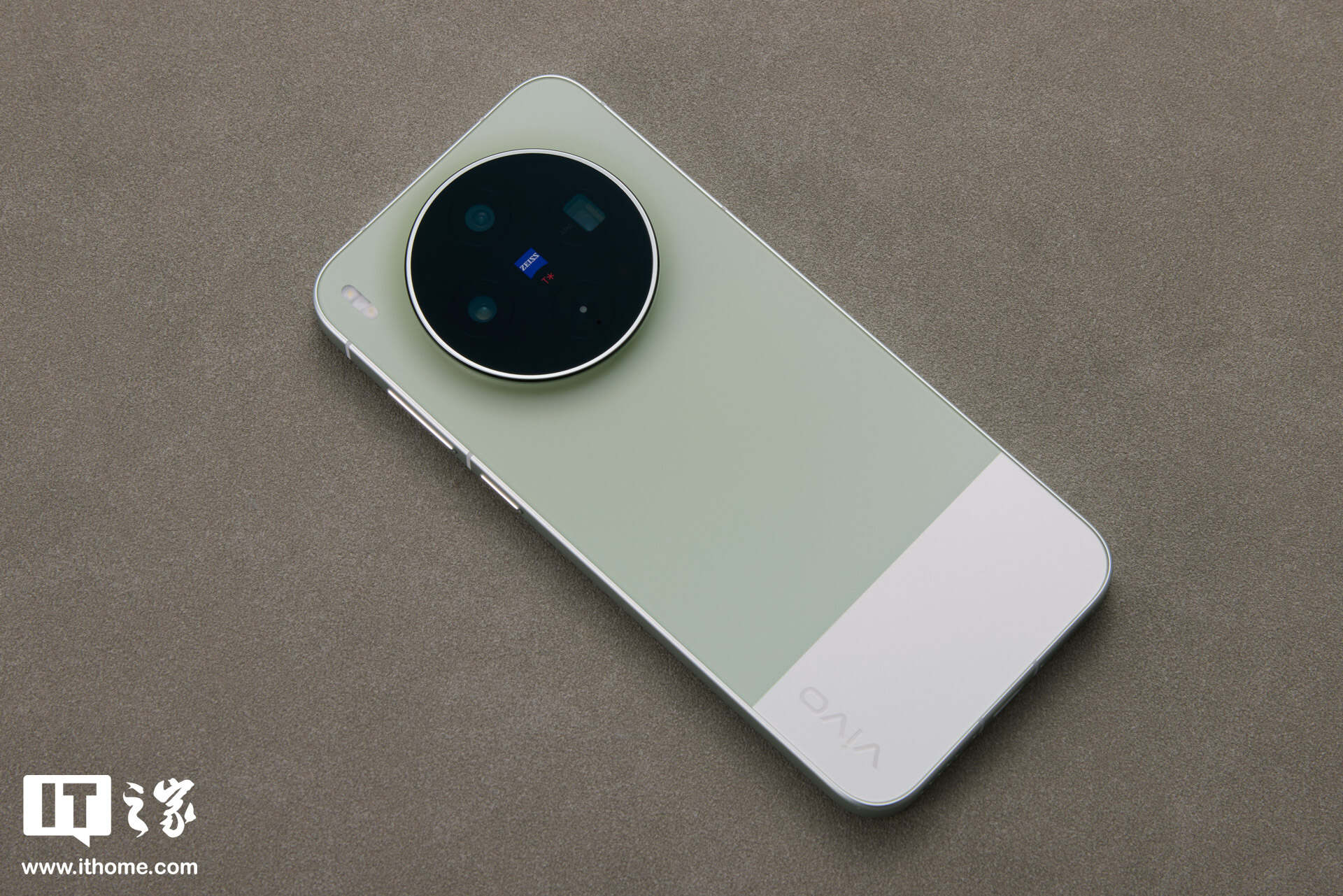 vivo X300s 摄影师套装实拍：经典摄影美学设计，号称“超能小 V 单”