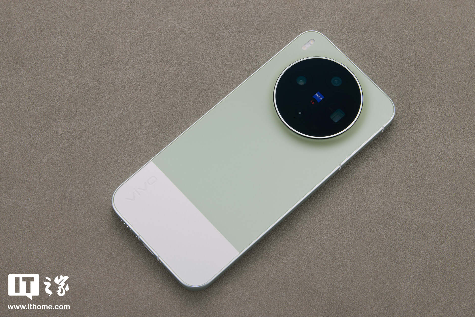 vivo X300s 摄影师套装实拍：经典摄影美学设计，号称“超能小 V 单”