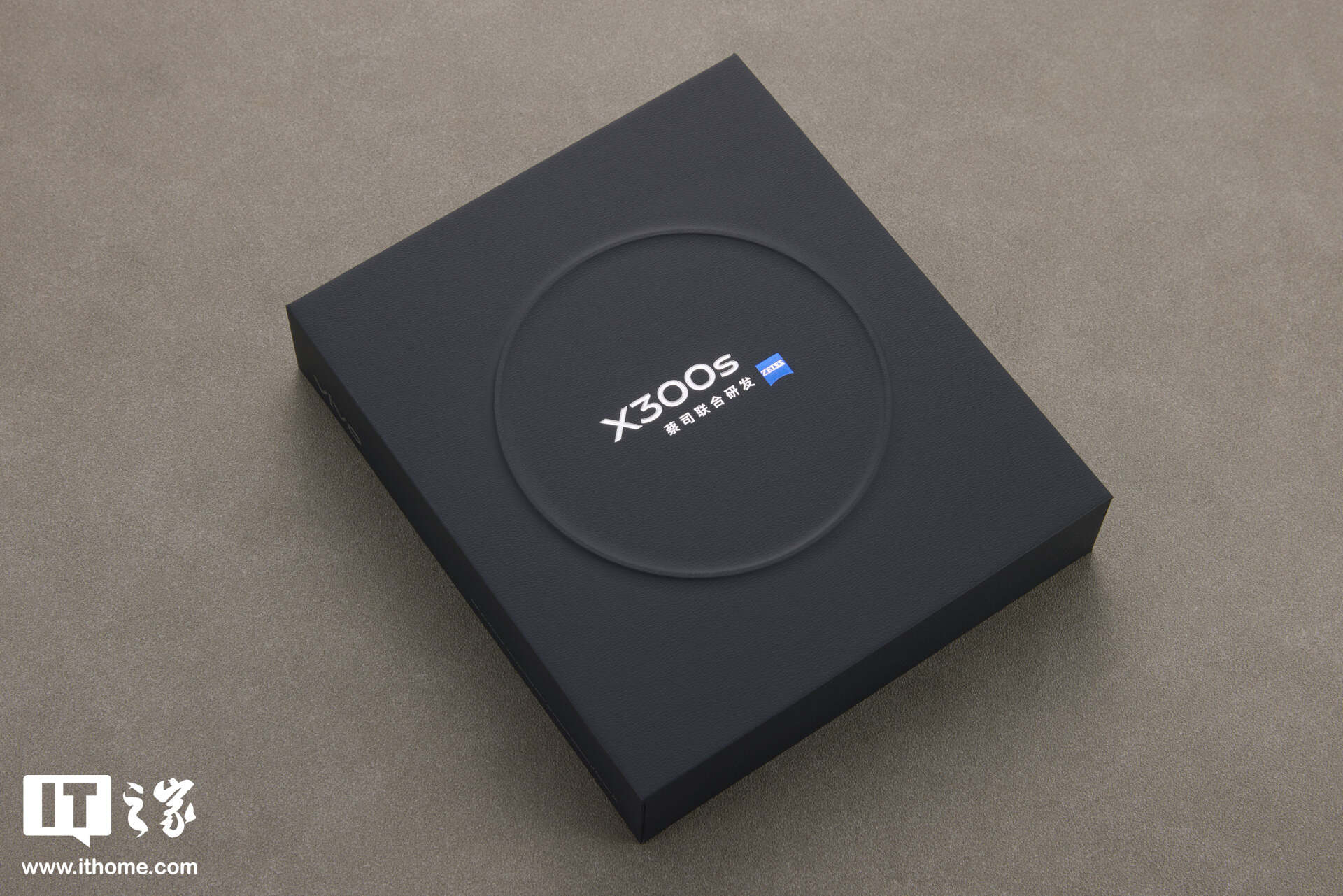 vivo X300s 摄影师套装实拍：经典摄影美学设计，号称“超能小 V 单”