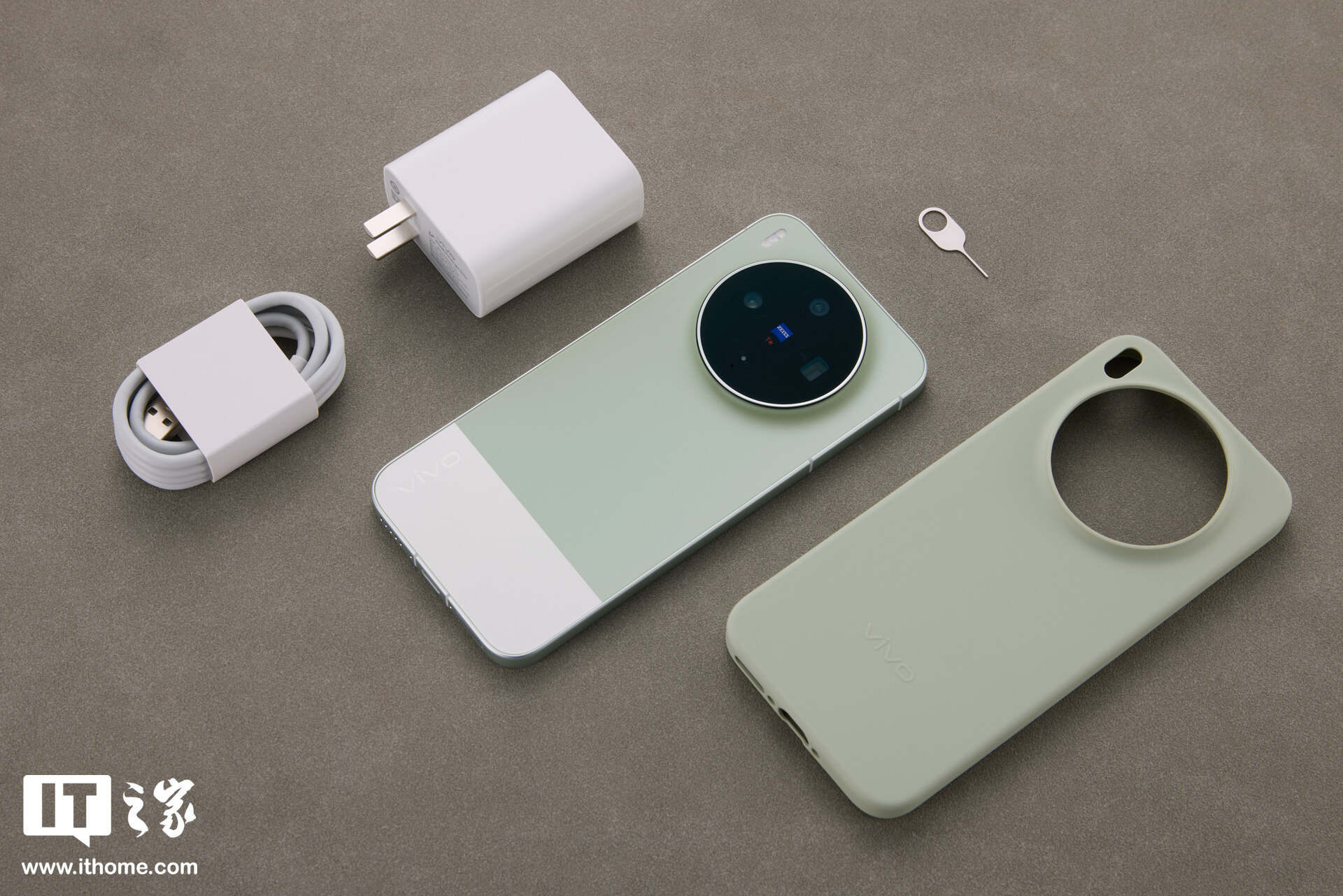 vivo X300s 摄影师套装实拍：经典摄影美学设计，号称“超能小 V 单”