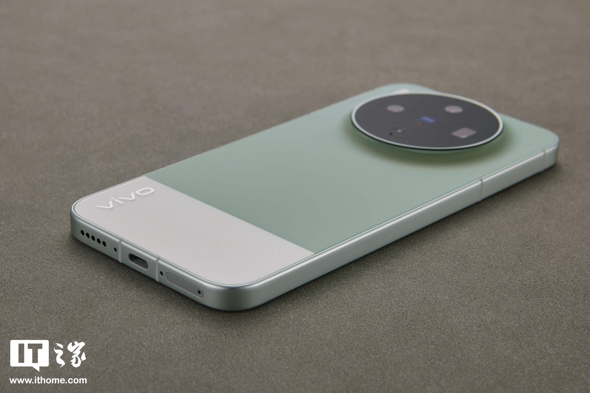 vivo X300s 摄影师套装实拍：经典摄影美学设计，号称“超能小 V 单”