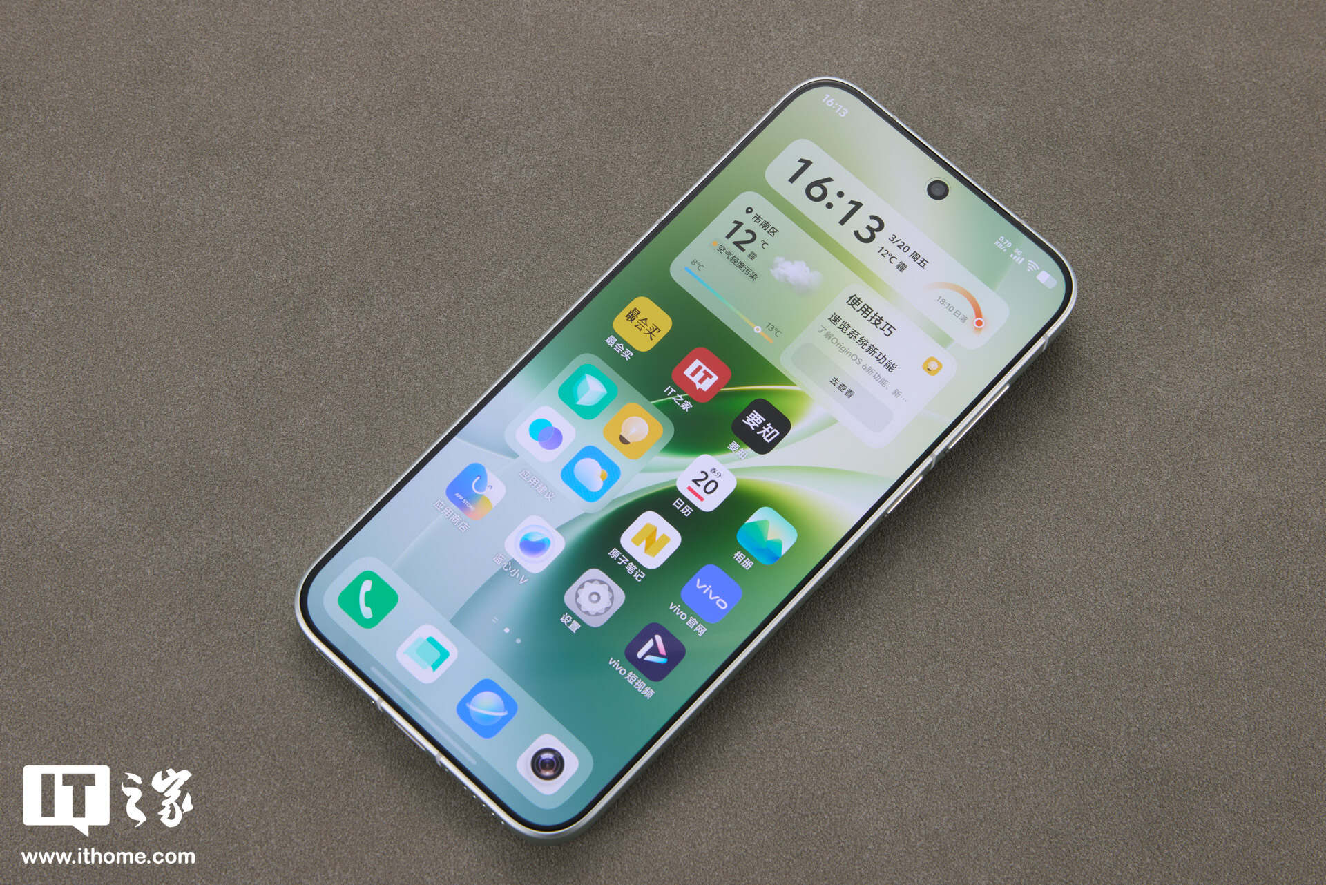 vivo X300s 摄影师套装实拍：经典摄影美学设计，号称“超能小 V 单”