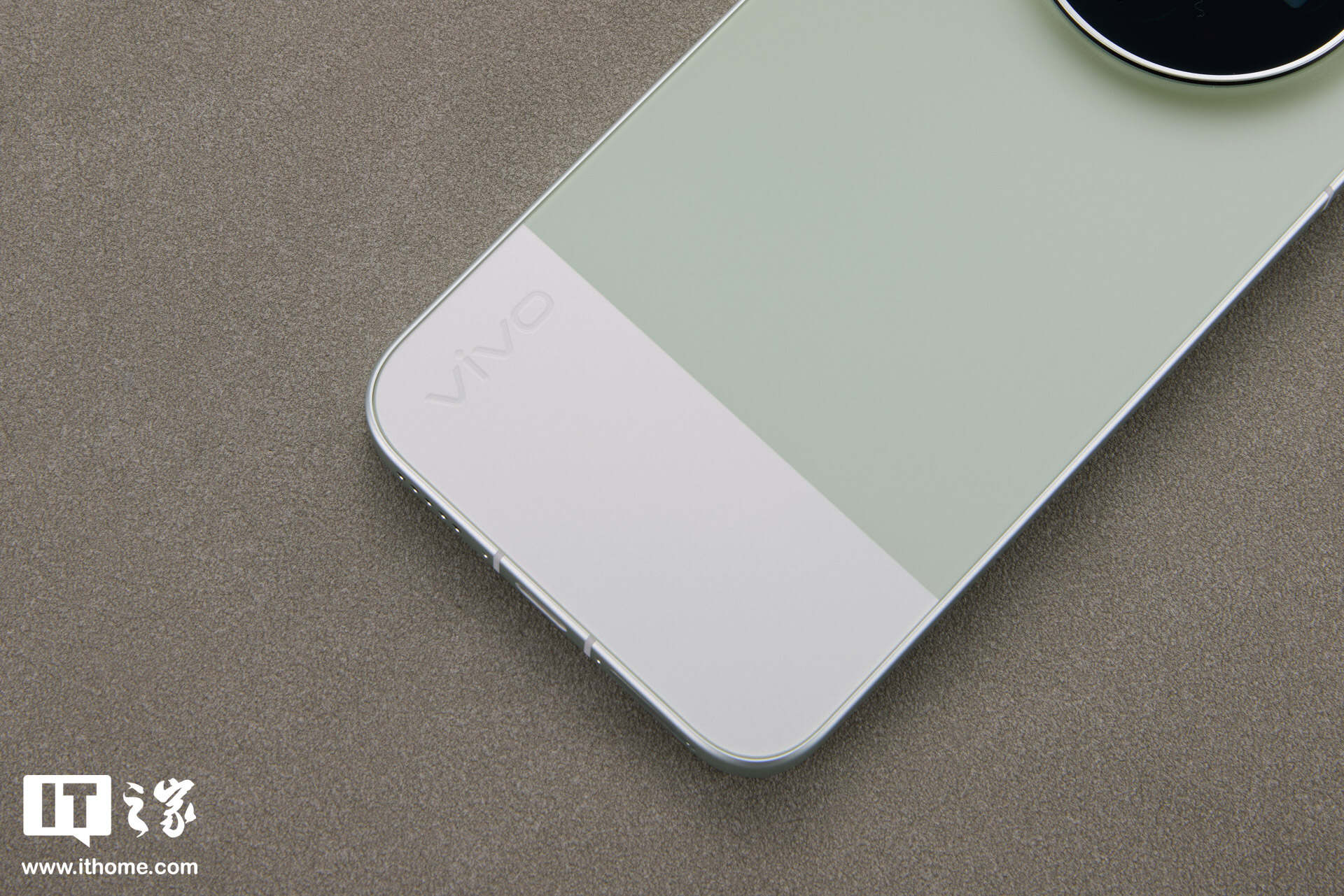 vivo X300s 摄影师套装实拍：经典摄影美学设计，号称“超能小 V 单”