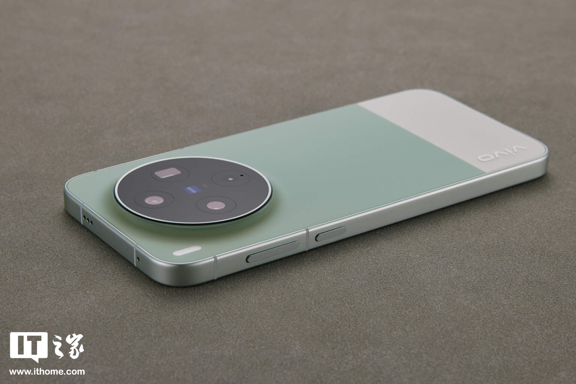 vivo X300s 摄影师套装实拍：经典摄影美学设计，号称“超能小 V 单”