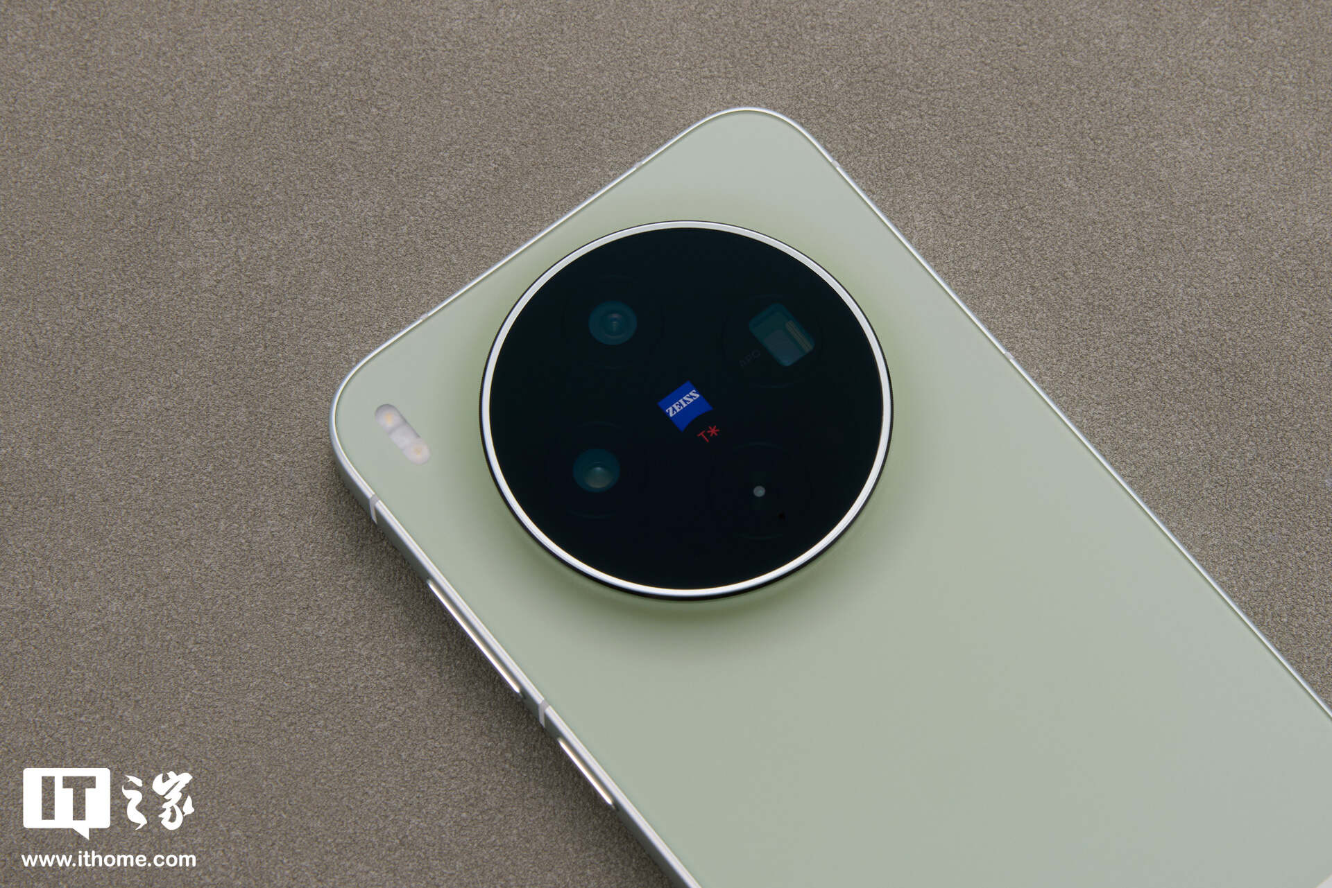 vivo X300s 摄影师套装实拍：经典摄影美学设计，号称“超能小 V 单”