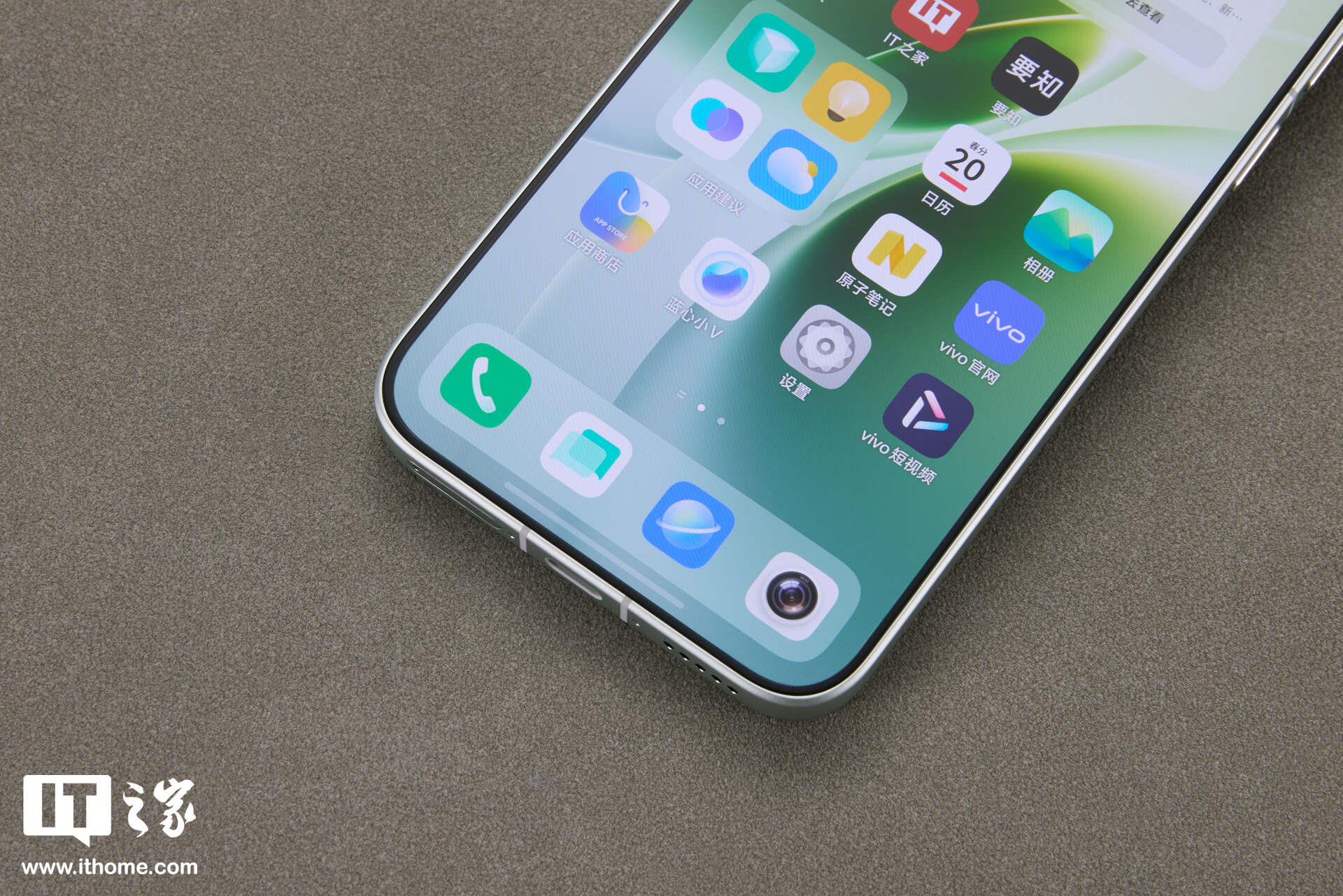 vivo X300s 摄影师套装实拍：经典摄影美学设计，号称“超能小 V 单”