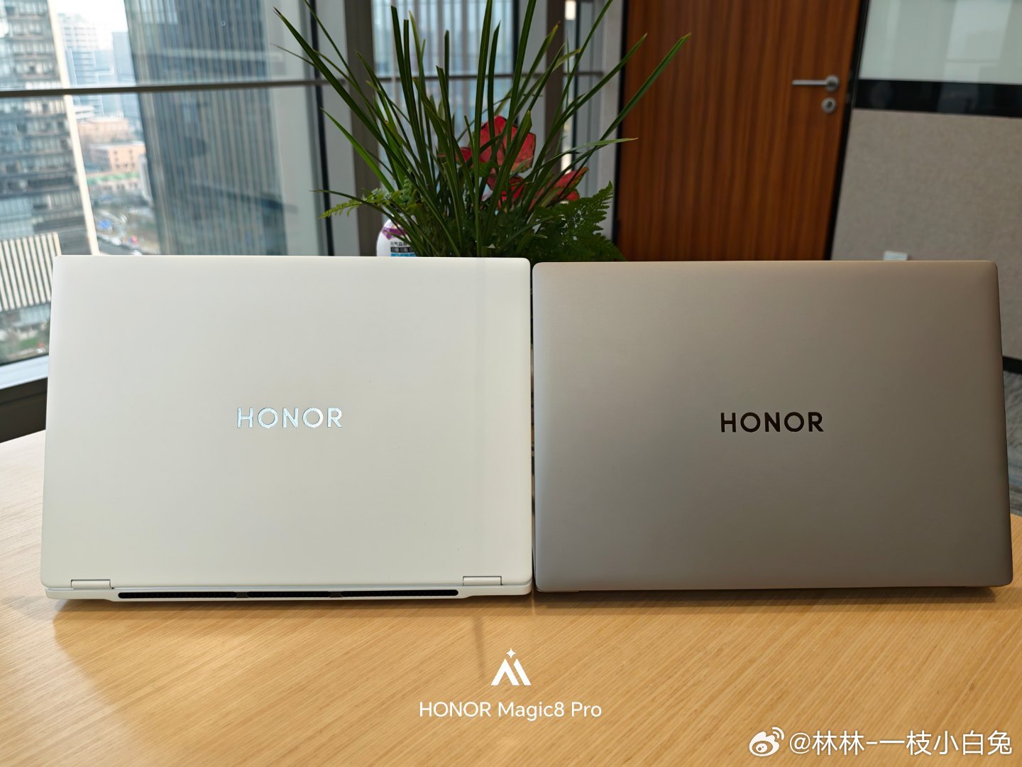 荣耀 MagicBook 16 / Pro 16 2026 款笔记本外观释出，提供灰 / 白配色