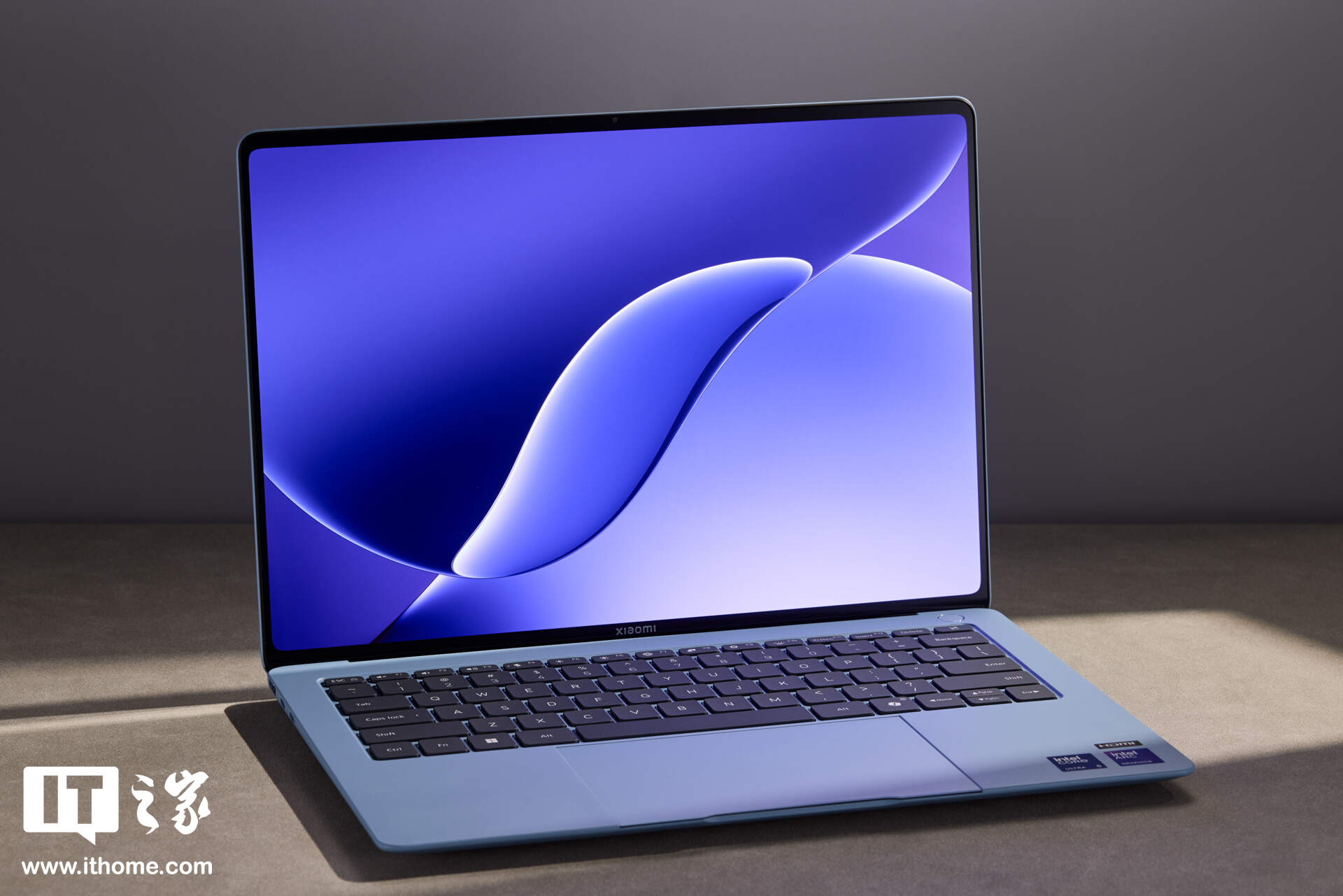 小米 Xiaomi Book Pro 14「柔雾蓝」图赏：丝绒镁合金，1.08kg 超轻薄