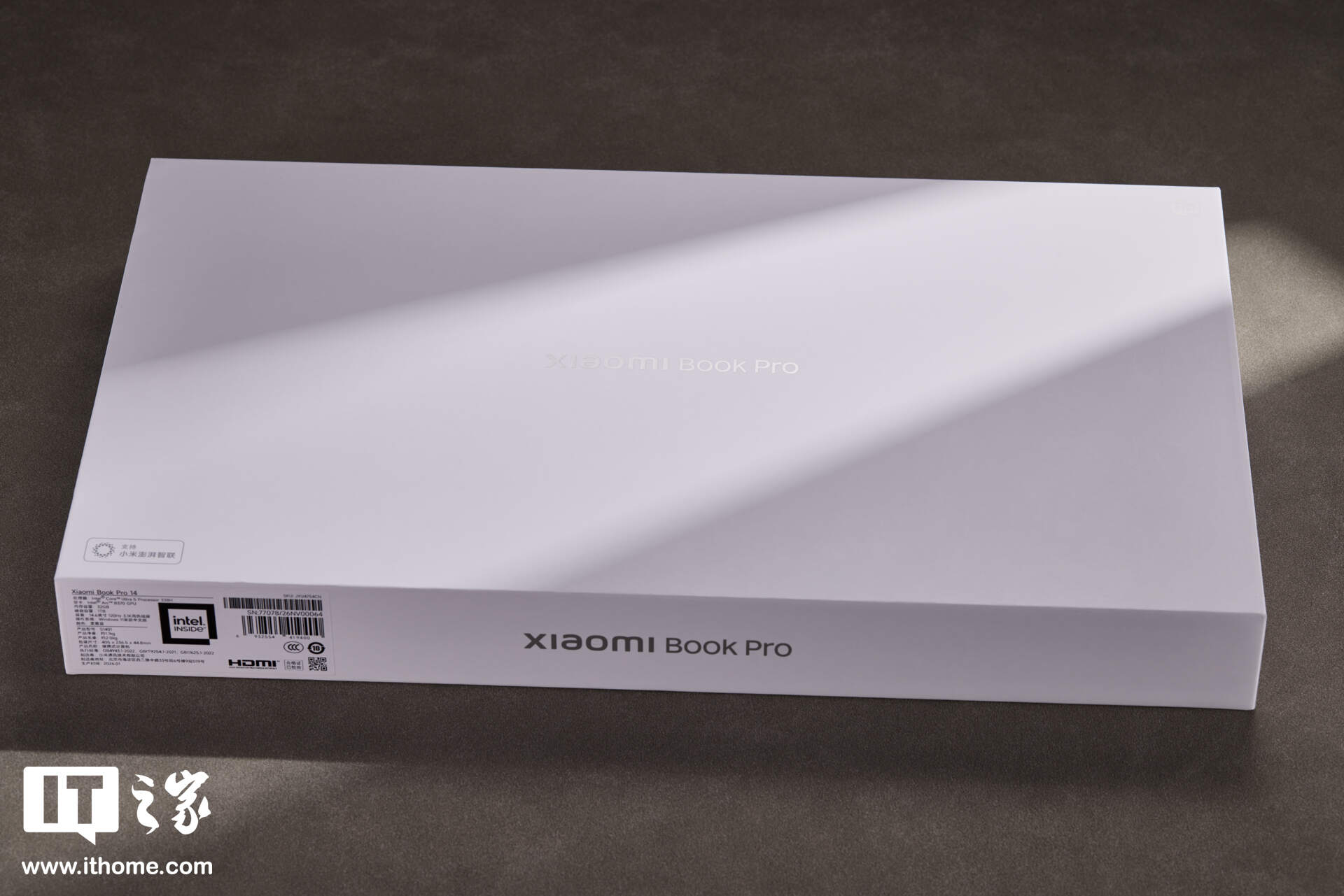 小米 Xiaomi Book Pro 14「柔雾蓝」图赏：丝绒镁合金，1.08kg 超轻薄