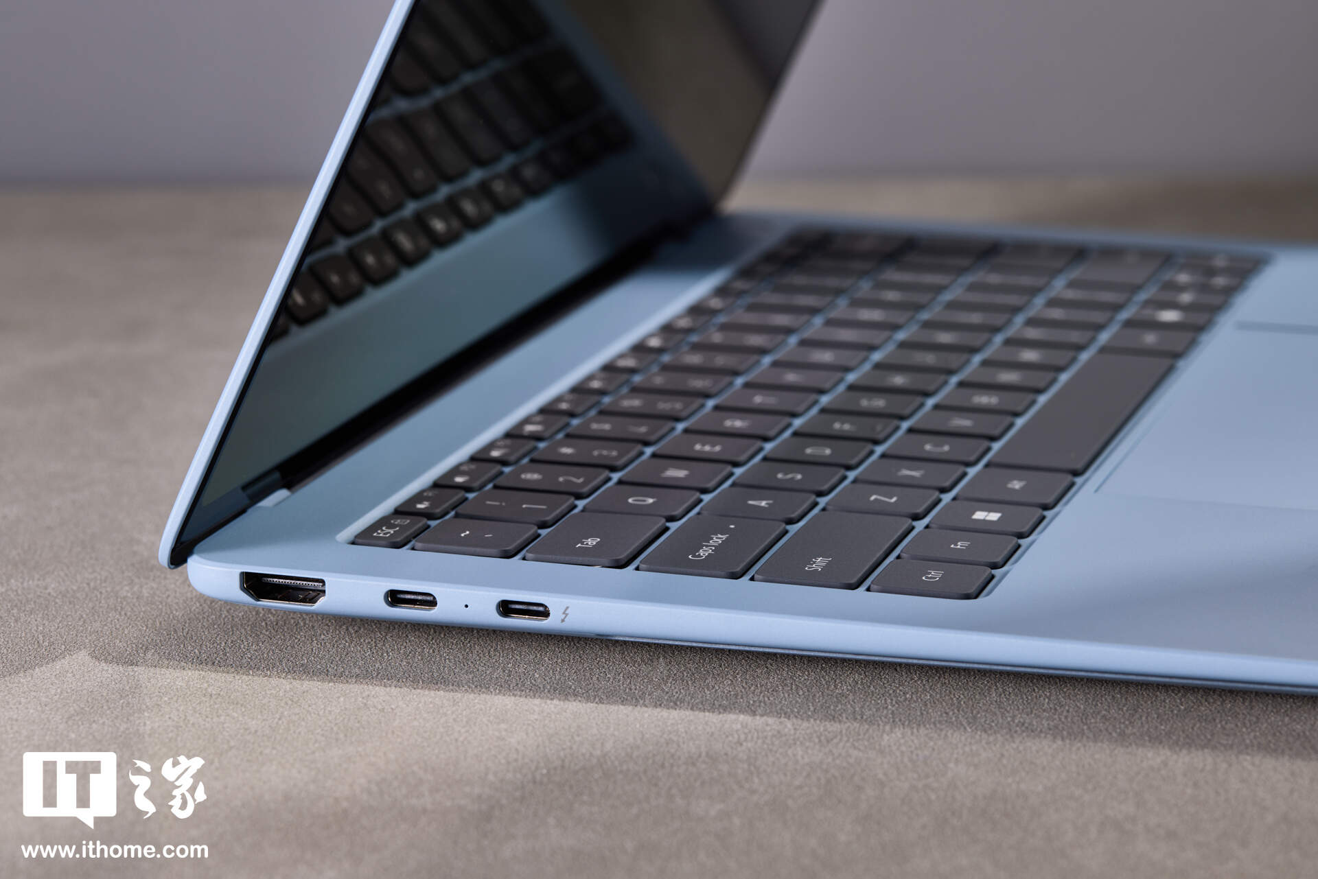 小米 Xiaomi Book Pro 14「柔雾蓝」图赏：丝绒镁合金，1.08kg 超轻薄