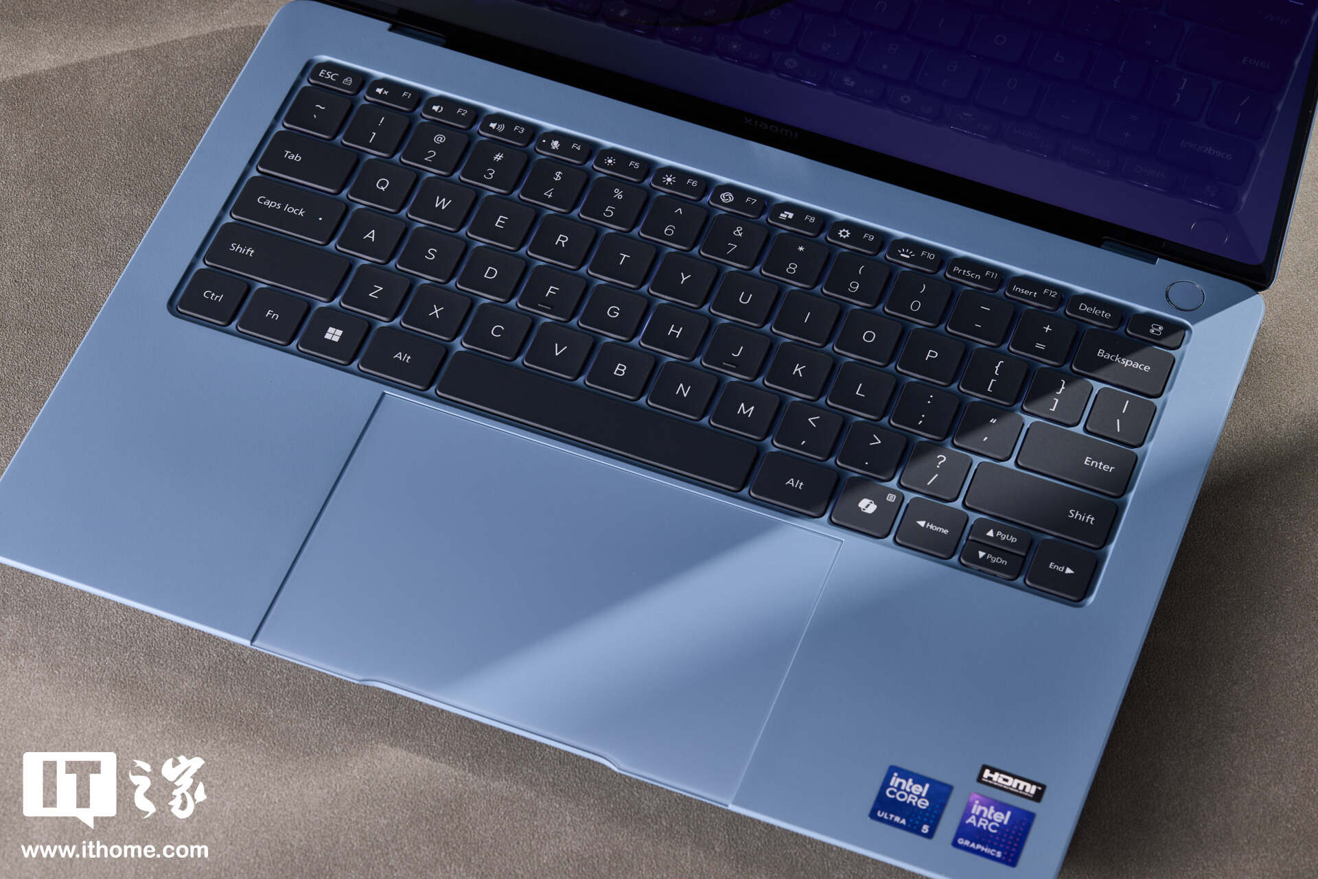 小米 Xiaomi Book Pro 14「柔雾蓝」图赏：丝绒镁合金，1.08kg 超轻薄