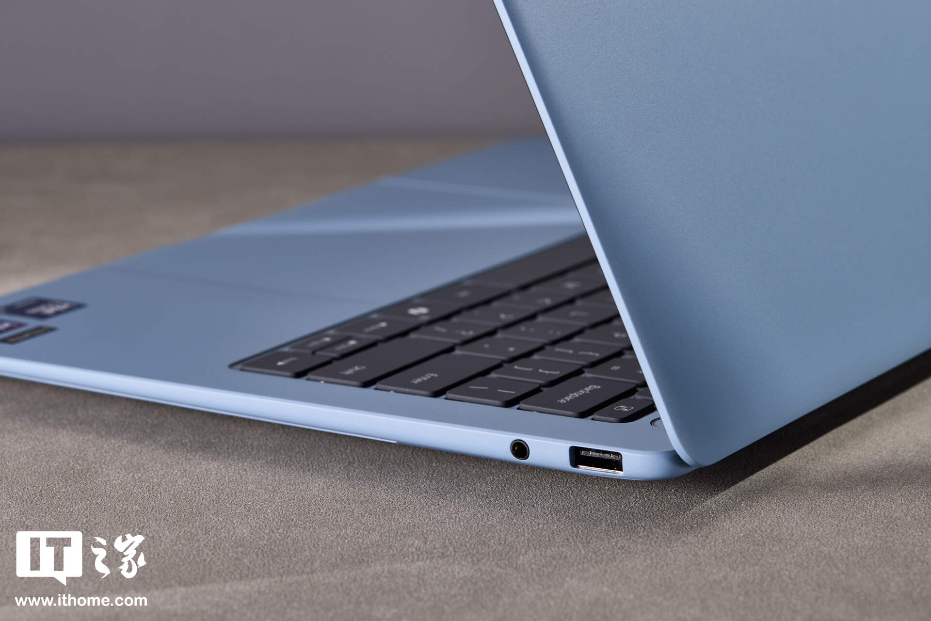 小米 Xiaomi Book Pro 14「柔雾蓝」图赏：丝绒镁合金，1.08kg 超轻薄