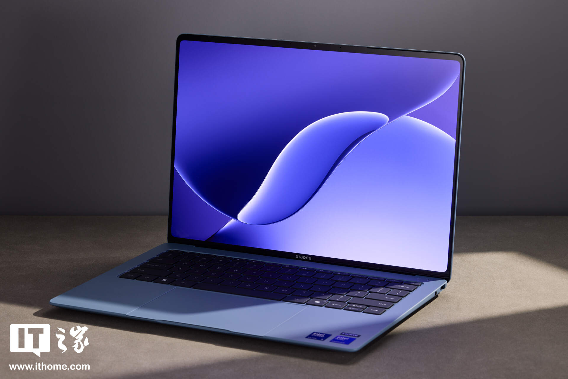 小米 Xiaomi Book Pro 14「柔雾蓝」图赏：丝绒镁合金，1.08kg 超轻薄