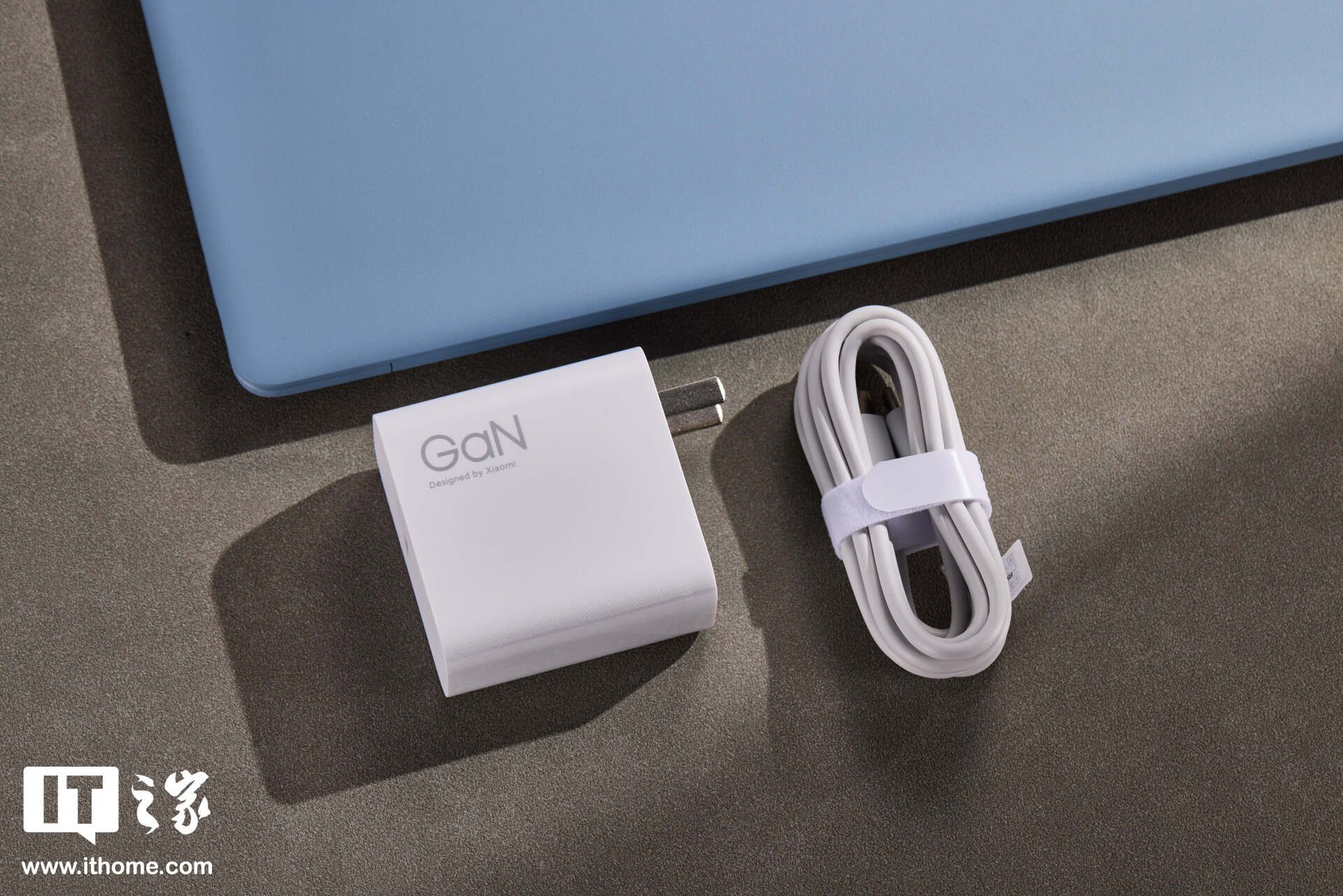 小米 Xiaomi Book Pro 14「柔雾蓝」图赏：丝绒镁合金，1.08kg 超轻薄