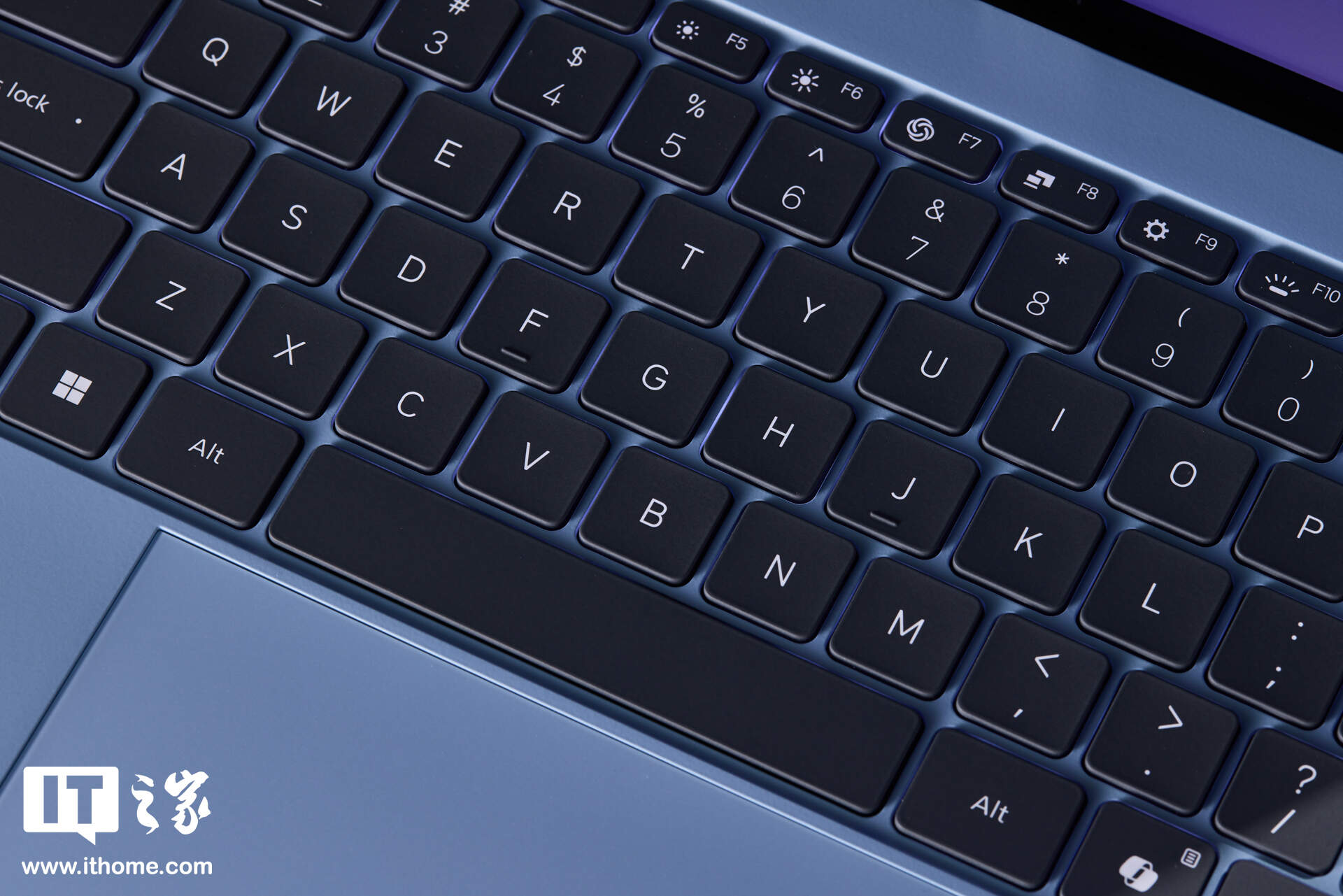 小米 Xiaomi Book Pro 14「柔雾蓝」图赏：丝绒镁合金，1.08kg 超轻薄