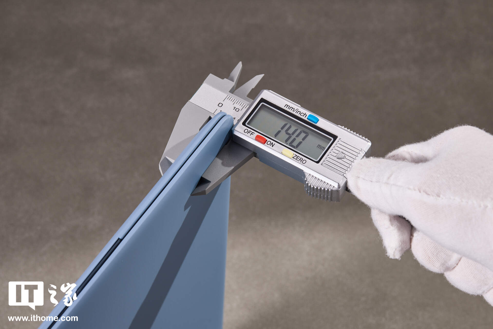 小米 Xiaomi Book Pro 14「柔雾蓝」图赏：丝绒镁合金，1.08kg 超轻薄