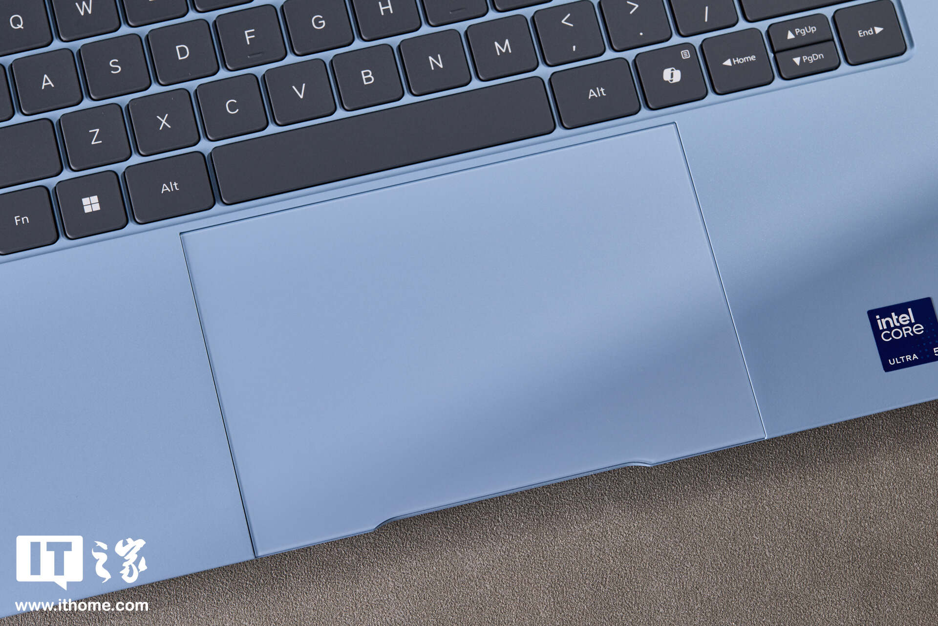 小米 Xiaomi Book Pro 14「柔雾蓝」图赏：丝绒镁合金，1.08kg 超轻薄