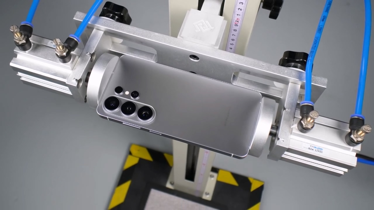 PhoneBuff 测试苹果 iPhone 17 Pro Max 和三星 Galaxy S26 Ultra 手机耐摔表现