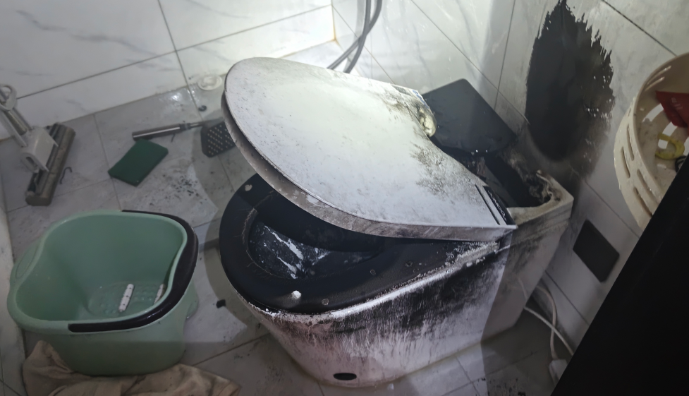 上厕所时智能马桶突然冒烟起火，应急管理部给出安全提醒