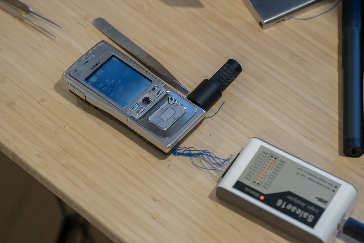 网友借助“小龙虾”AI 解码，在诺基亚 N91 手机上成功逆向工程全球最小机械硬盘