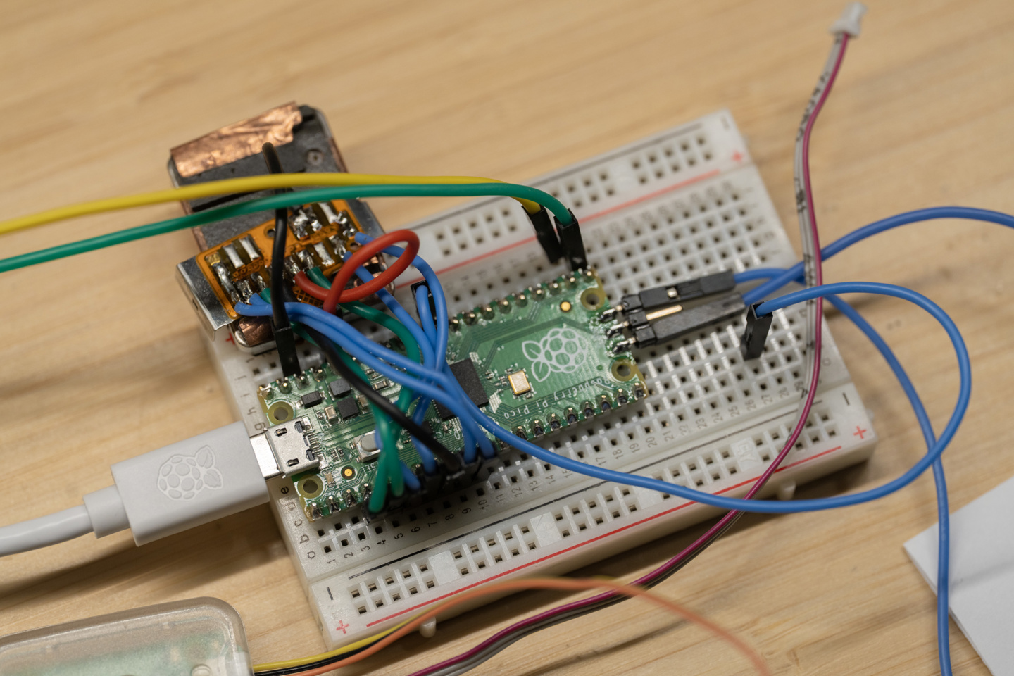 网友借助“小龙虾”AI 解码，在诺基亚 N91 手机上成功逆向工程全球最小机械硬盘