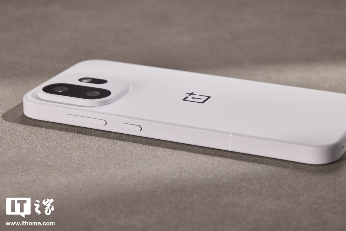 一加15T小屏手机官宣3月24日发布：7500mAh电池，165Hz高刷