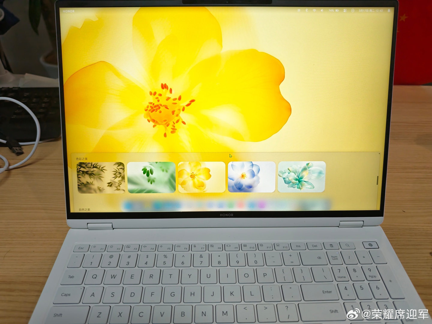 荣耀 MagicBook 全新 AI UI 实机效果公布：悬浮 Dock 栏 + 右上状态菜单，界面更像 macOS