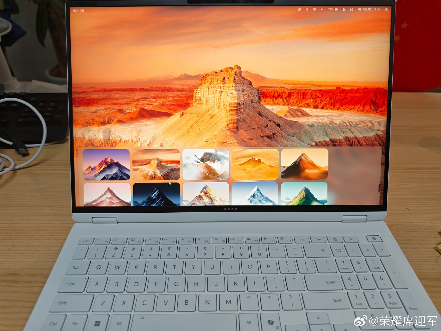 荣耀 MagicBook 全新 AI UI 实机效果公布：悬浮 Dock 栏 + 右上状态菜单，界面更像 macOS