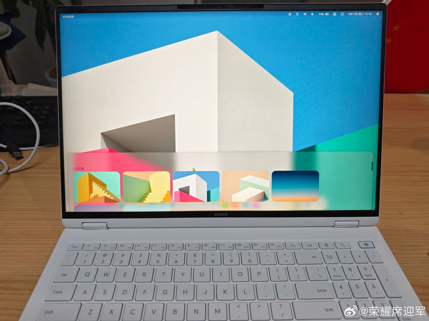 荣耀 MagicBook 全新 AI UI 实机效果公布：悬浮 Dock 栏 + 右上状态菜单，界面更像 macOS