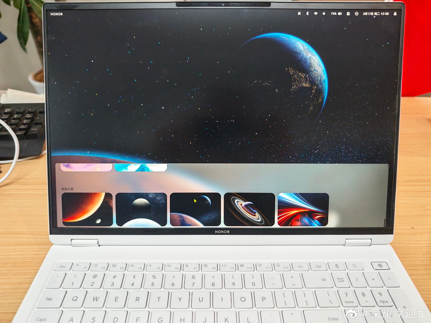 荣耀 MagicBook 全新 AI UI 实机效果公布：悬浮 Dock 栏 + 右上状态菜单，界面更像 macOS