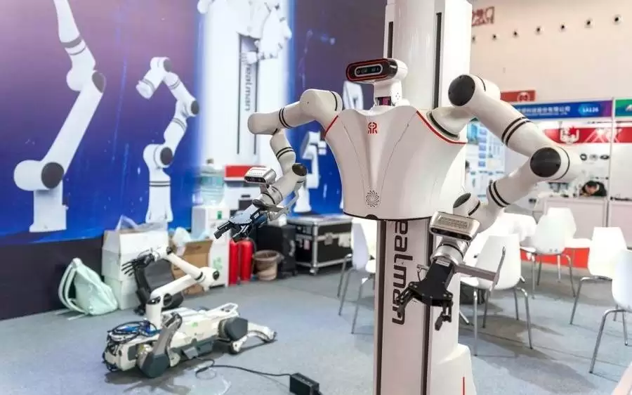 既跑半马，又进电站！具身智能落地元年，特种作业场景缘何成为“第一站”？