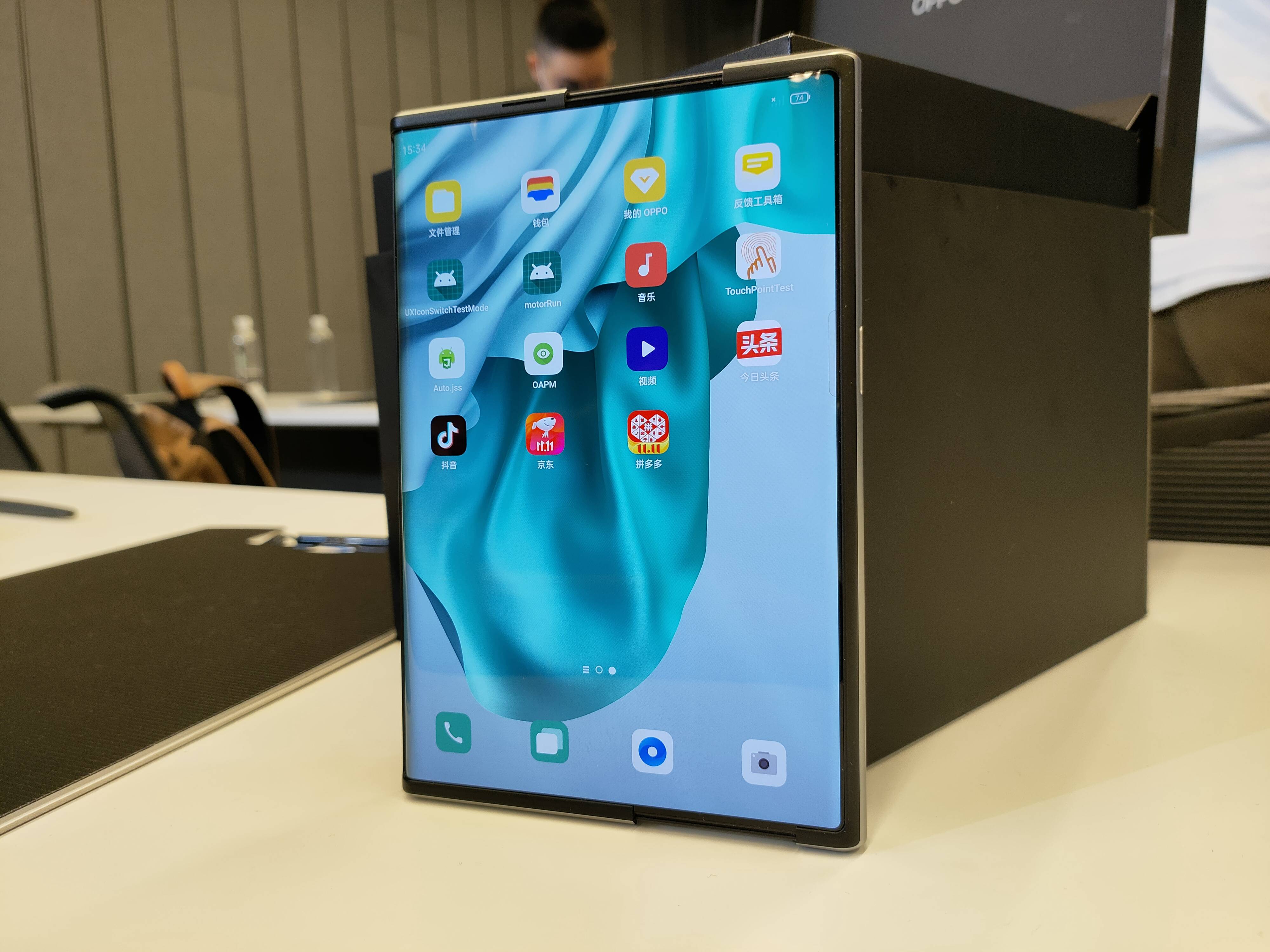vivo 新专利曝光，探索竖向卷轴屏手机设计