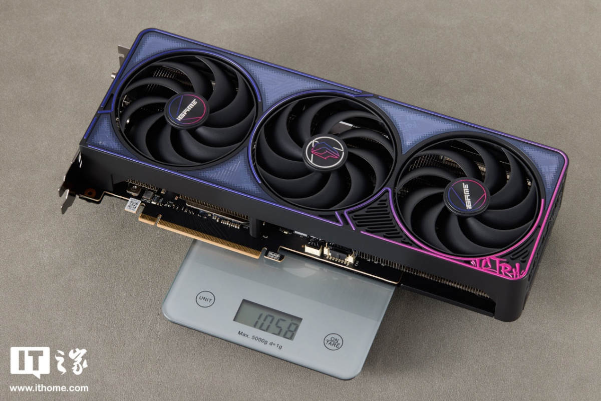 七彩虹 iGame RTX 5070 Ti Ultra SFF 显卡图赏：嘻哈涂鸦风，设计更潮酷