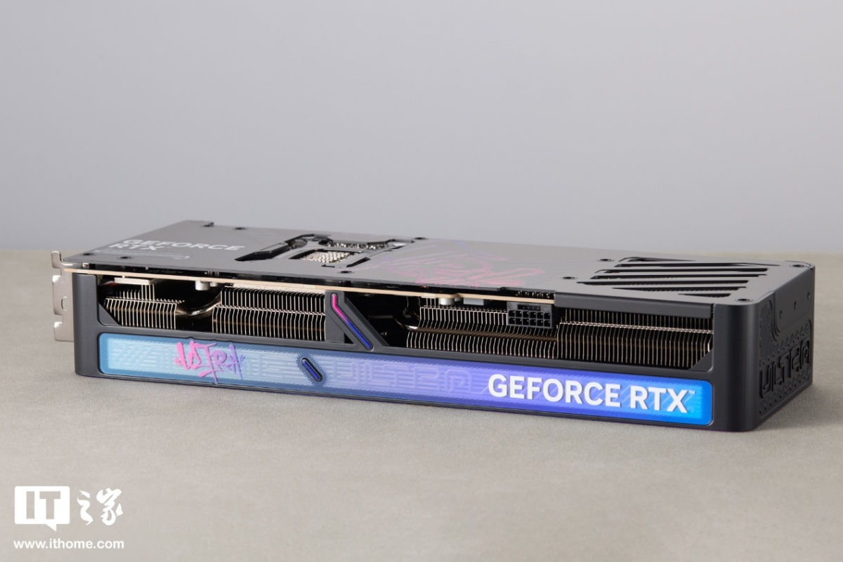 七彩虹 iGame RTX 5070 Ti Ultra SFF 显卡图赏：嘻哈涂鸦风，设计更潮酷