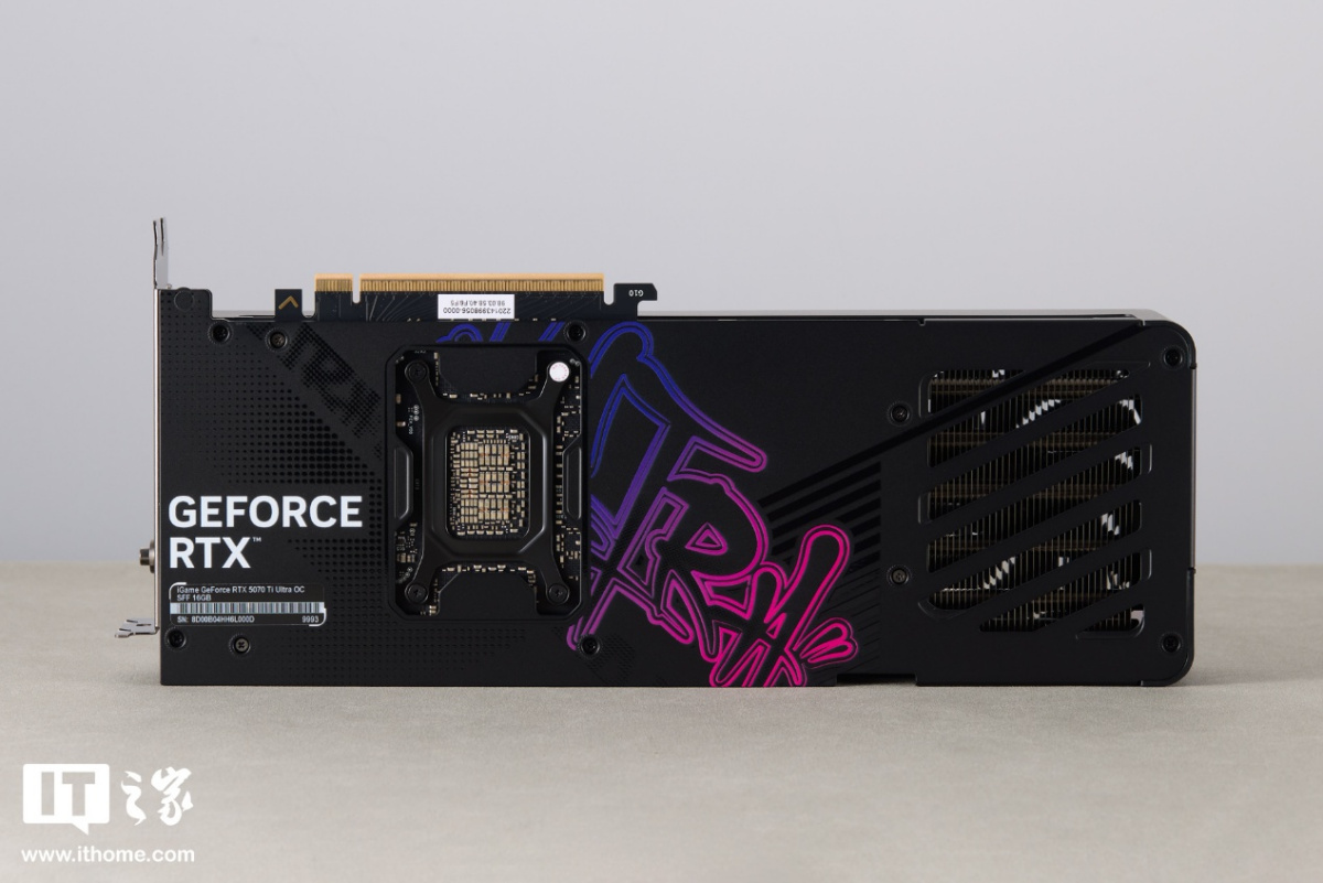 七彩虹 iGame RTX 5070 Ti Ultra SFF 显卡图赏：嘻哈涂鸦风，设计更潮酷