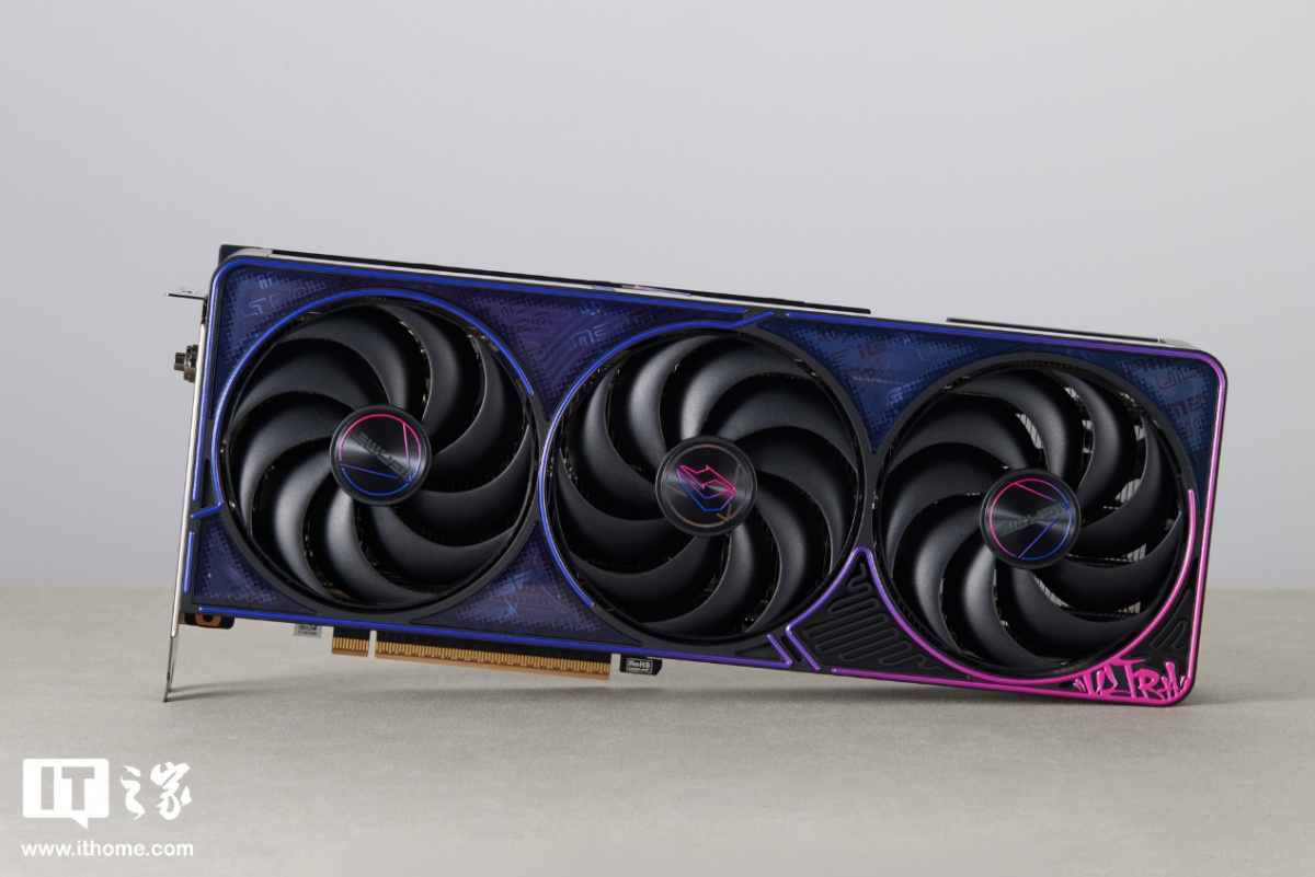 七彩虹 iGame RTX 5070 Ti Ultra SFF 显卡图赏：嘻哈涂鸦风，设计更潮酷