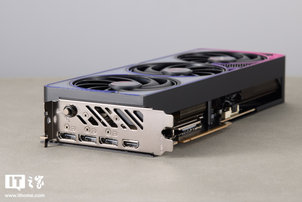 七彩虹 iGame RTX 5070 Ti Ultra SFF 显卡图赏：嘻哈涂鸦风，设计更潮酷