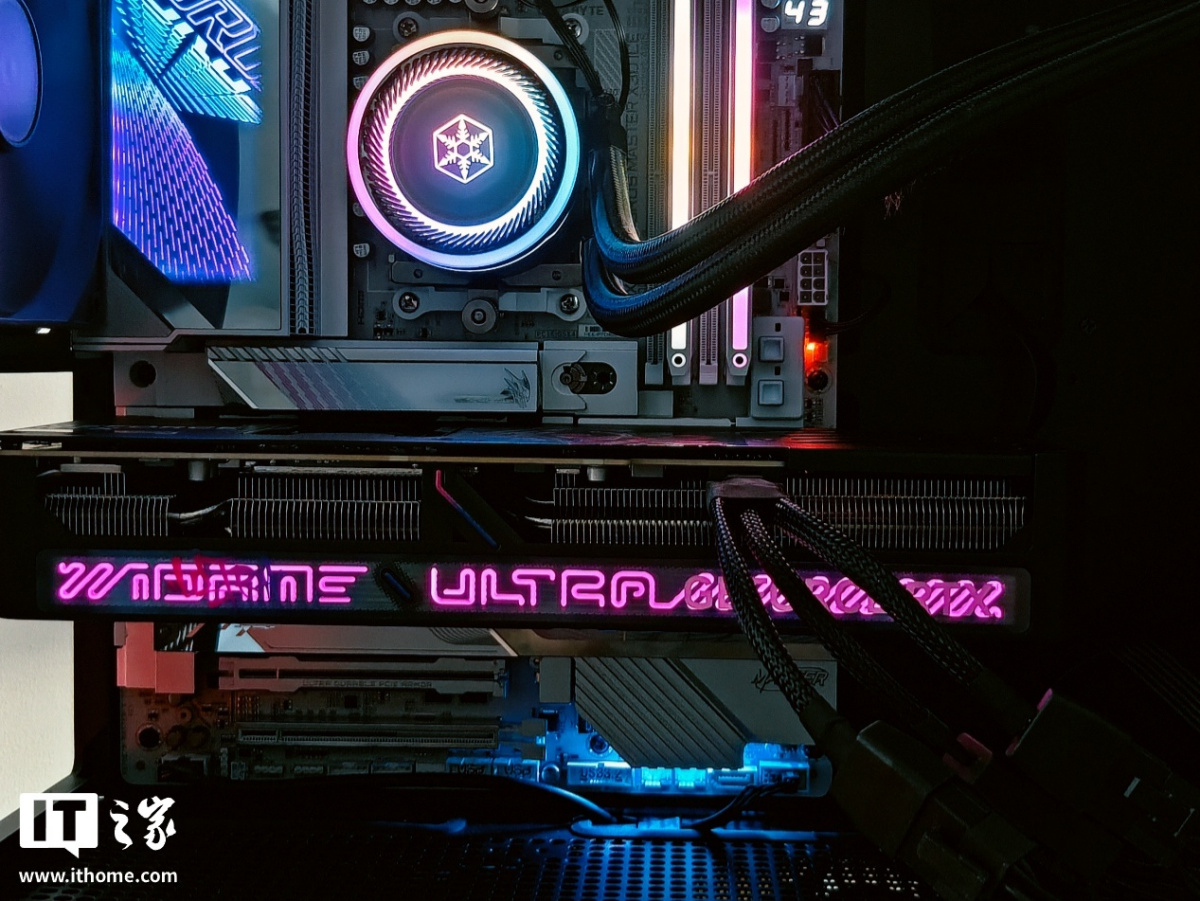 七彩虹 iGame RTX 5070 Ti Ultra SFF 显卡图赏：嘻哈涂鸦风，设计更潮酷