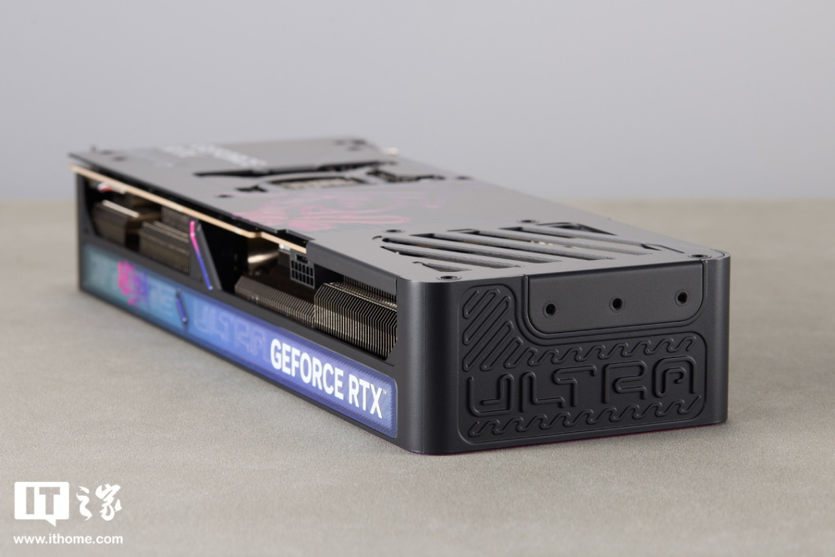七彩虹 iGame RTX 5070 Ti Ultra SFF 显卡图赏：嘻哈涂鸦风，设计更潮酷