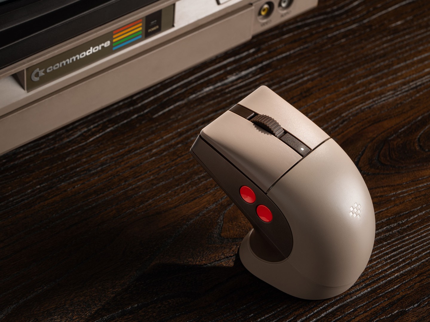致敬经典 Commodore 64，八位堂推出 Retro R8 鼠标 - C64版