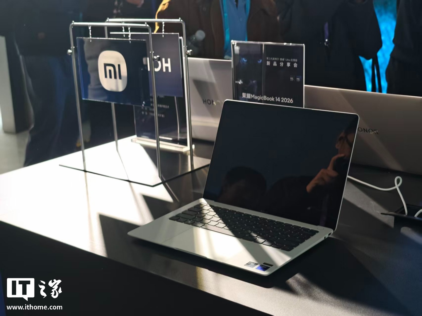 小米 Xiaomi Book Pro 14 轻薄本实机现身，搭载 14.6