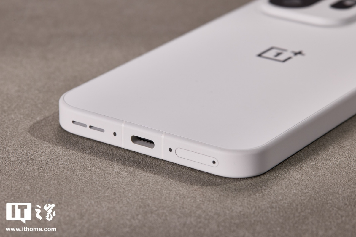 一加 15T 治愈白巧配色图赏：纯粹的白，温柔的沙