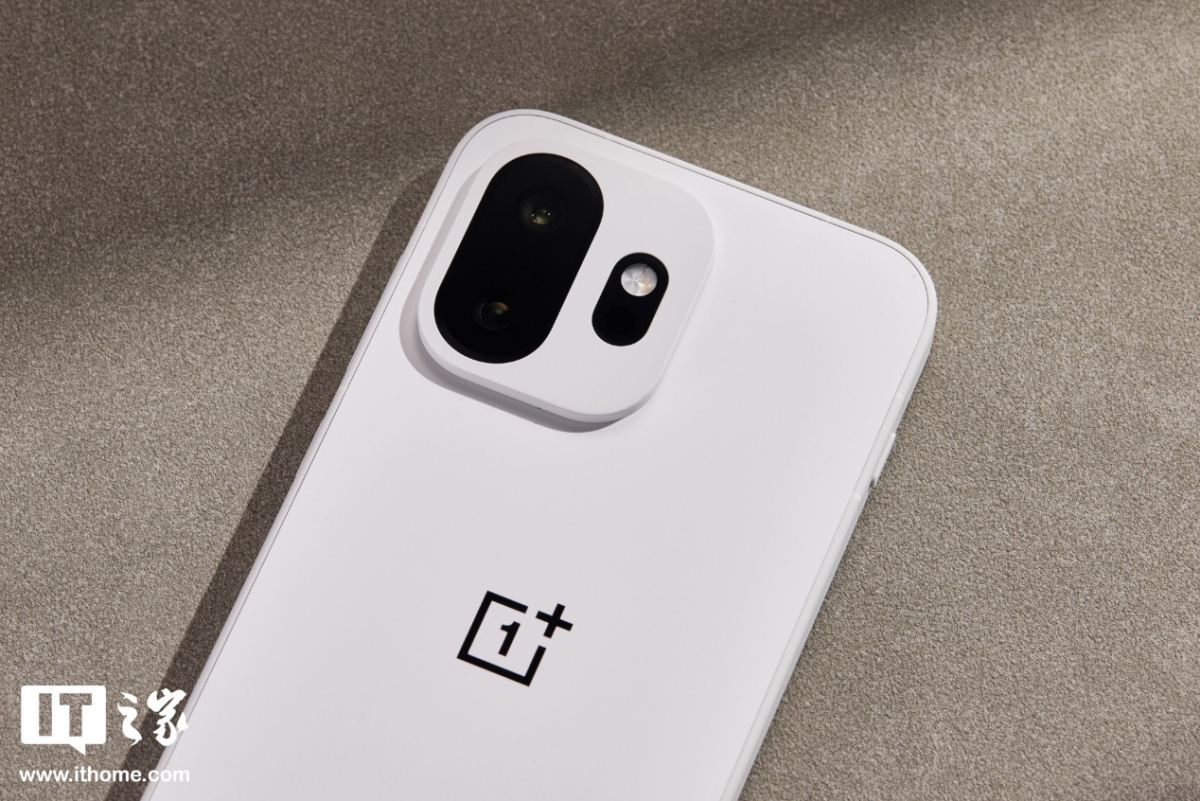 一加 15T 治愈白巧配色图赏：纯粹的白，温柔的沙