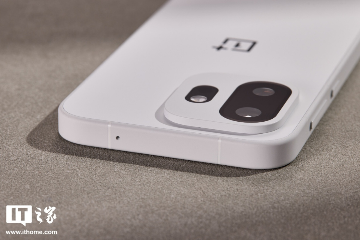 一加 15T 治愈白巧配色图赏：纯粹的白，温柔的沙