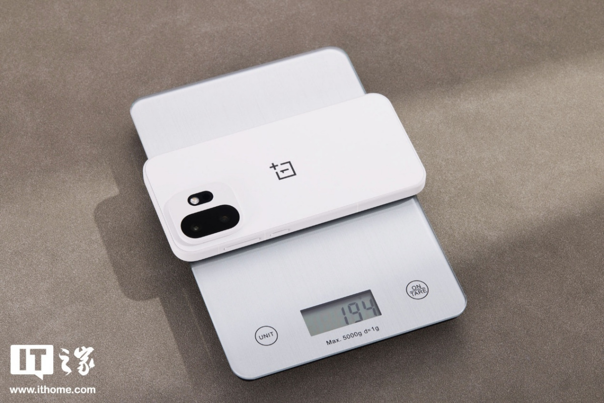 一加 15T 治愈白巧配色图赏：纯粹的白，温柔的沙