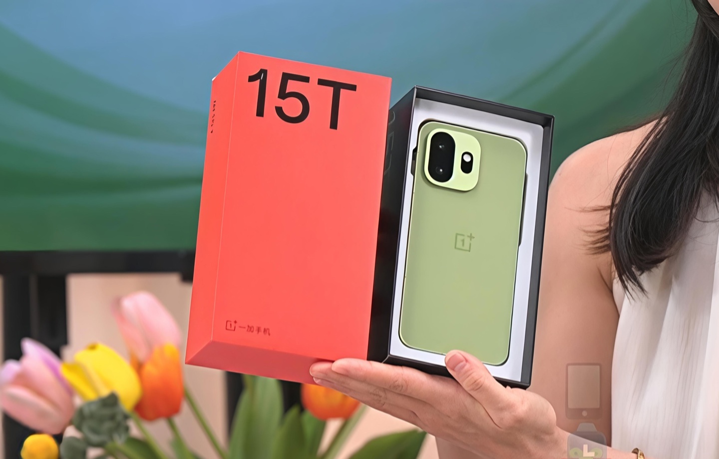 一加 15T 真机首次亮相：采用 6.32 英寸小直屏，本月发布