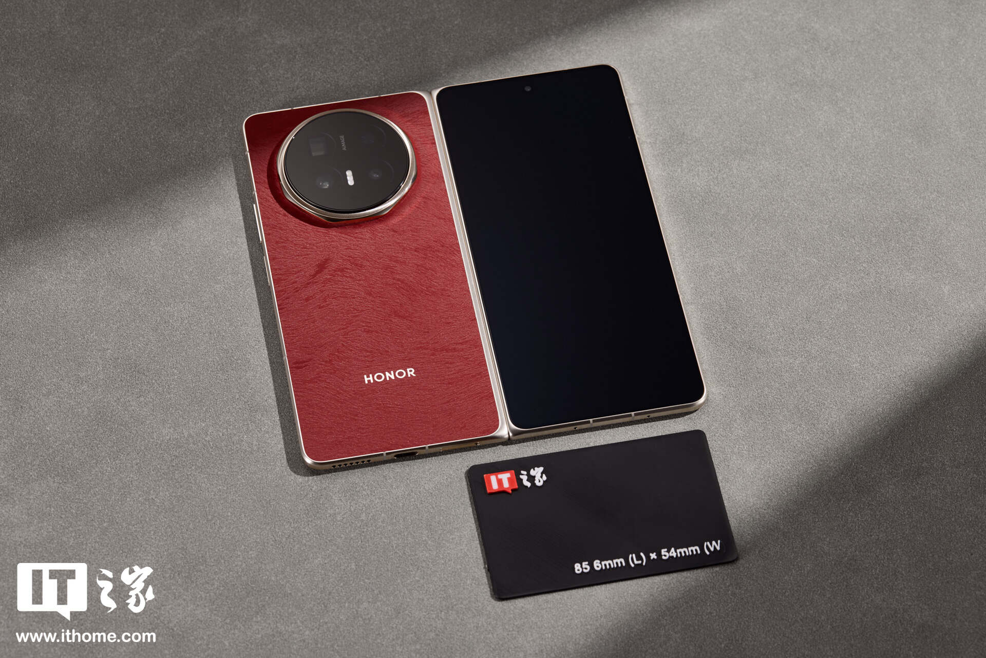 荣耀 Magic V6 “赤兔红”实拍：挑战折叠屏行业轻薄新纪录