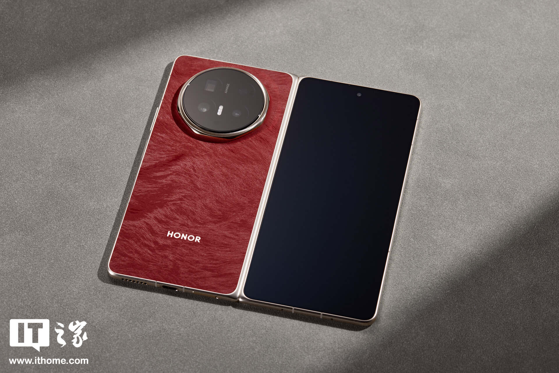 荣耀 Magic V6 “赤兔红”实拍：挑战折叠屏行业轻薄新纪录
