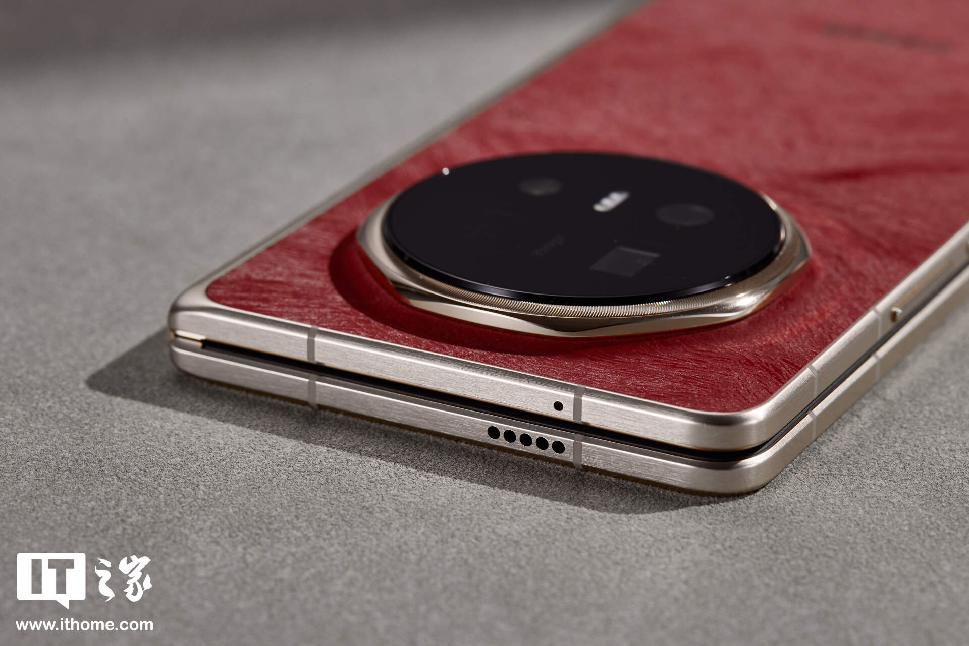 荣耀 Magic V6 “赤兔红”实拍：挑战折叠屏行业轻薄新纪录